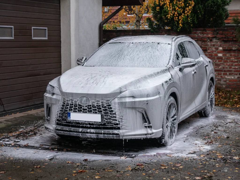 Lexus RX podczas mycia detailingowego lakieru Wrocław.