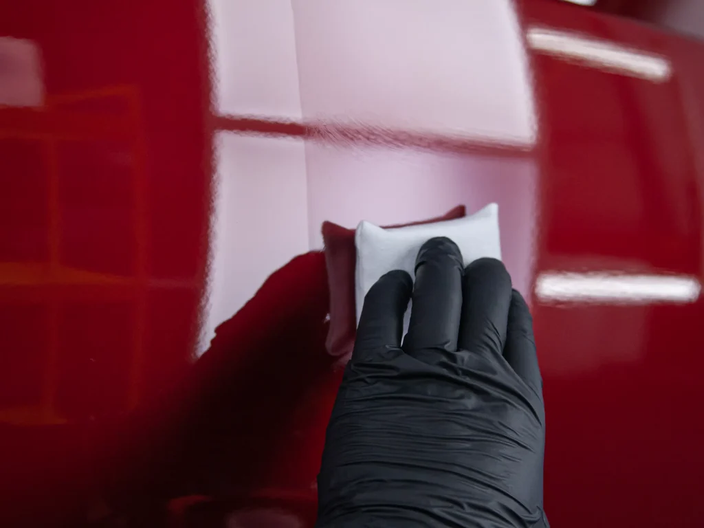 Tesla Model 3 podczas aplikacji powłoki Hyper PRIME – efekt głębokiego połysku.