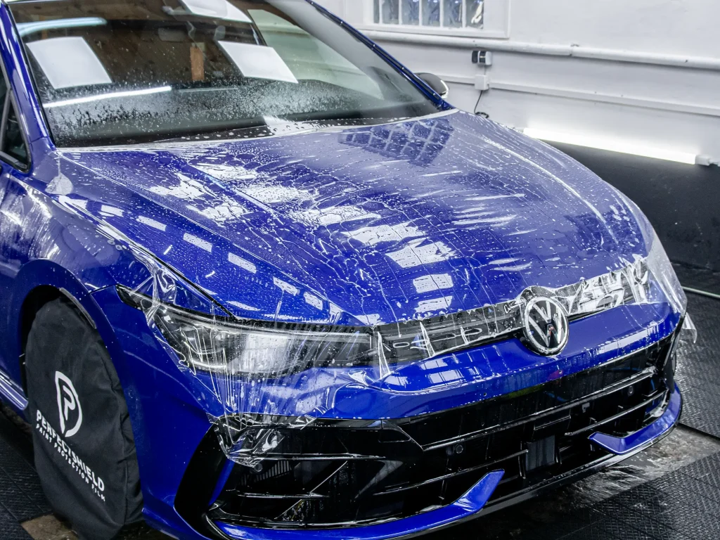 Instalacja folii PPF na maskę VW Golfa 8.5R – ochrona lakieru przed odpryskami kamieni