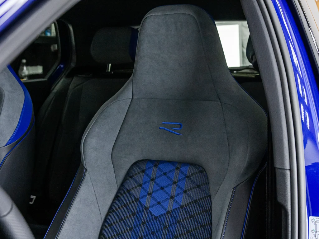 Zabezpieczenie wnętrza VW Golf R – impregnacja foteli i dywanów, studio Wypolerowany Wrocław