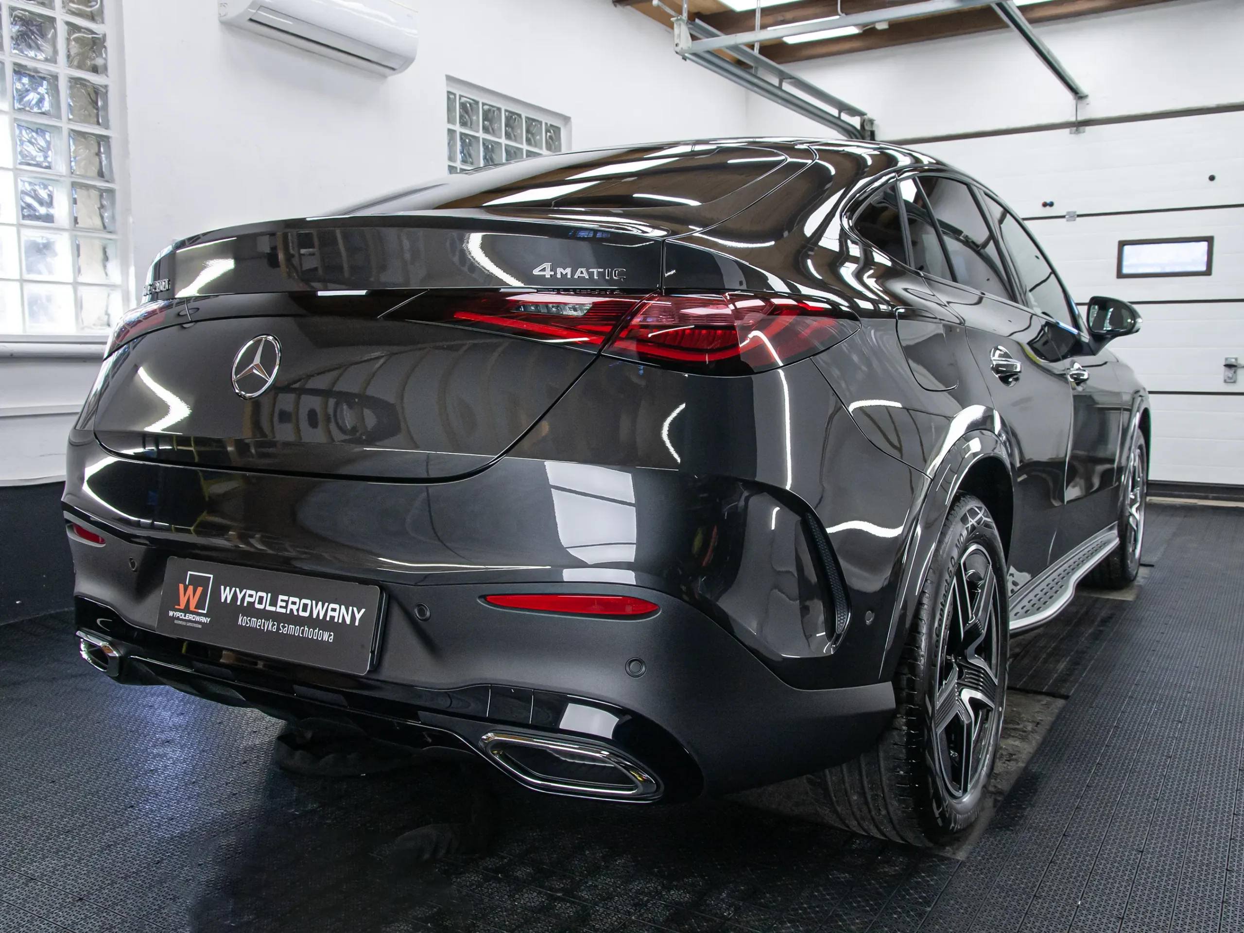 Efekt powłoki hybrydowej HYPER HERO na czarnym lakierze Mercedesa GLC - studio Wypolerowany