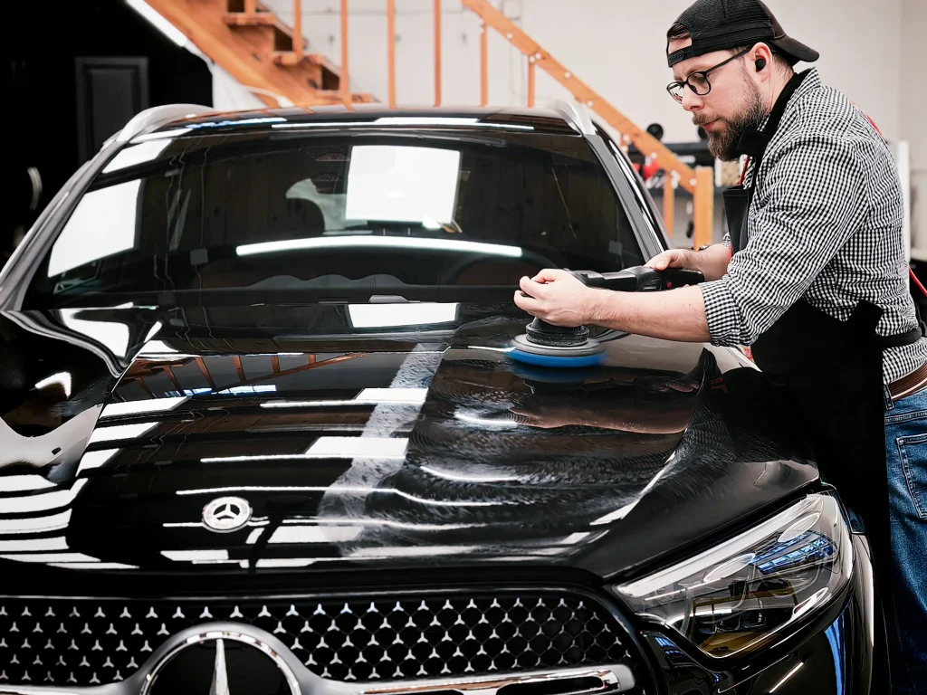 Mercedes GLC podczas polerowania lakieru w Wypolerowany Wrocław