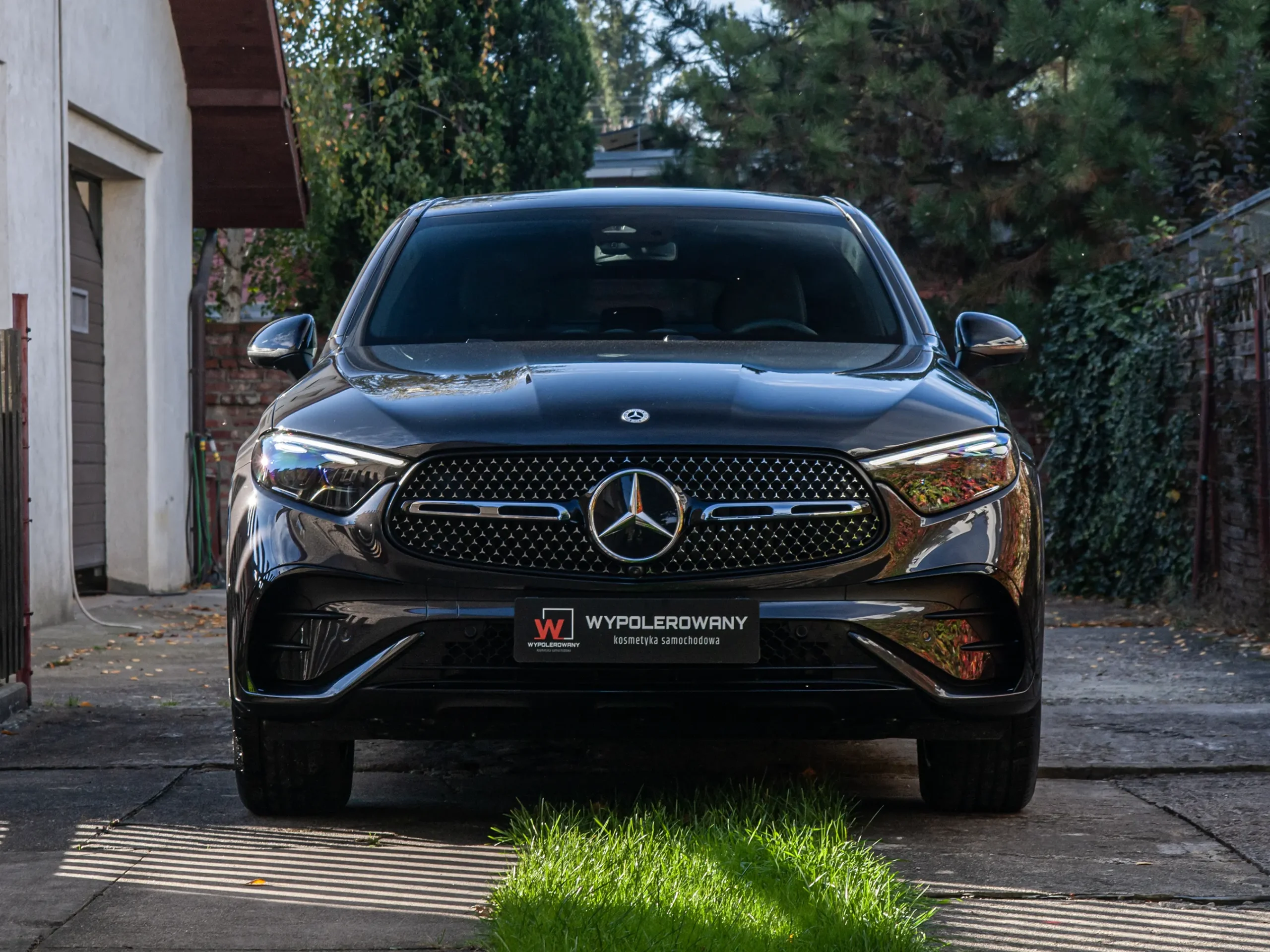 Zabezpieczenie czarnych tworzyw Mercedesa GLC powłoką ceramiczną – ochrona przed szarzeniem i UV