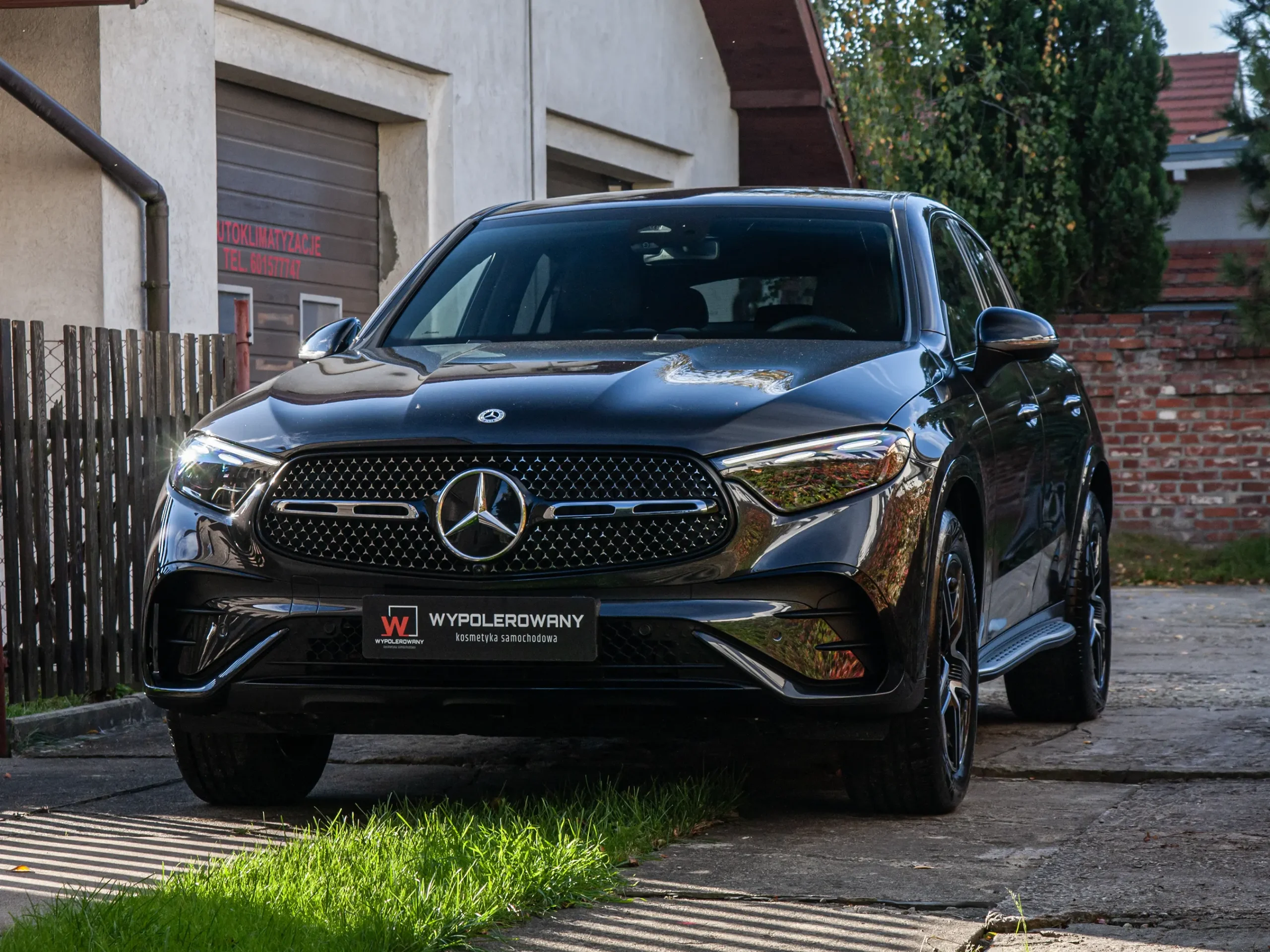 Aplikacja powłoki hydrofobowej na szybę przednią Mercedesa GLC – lepsza widoczność w deszczu