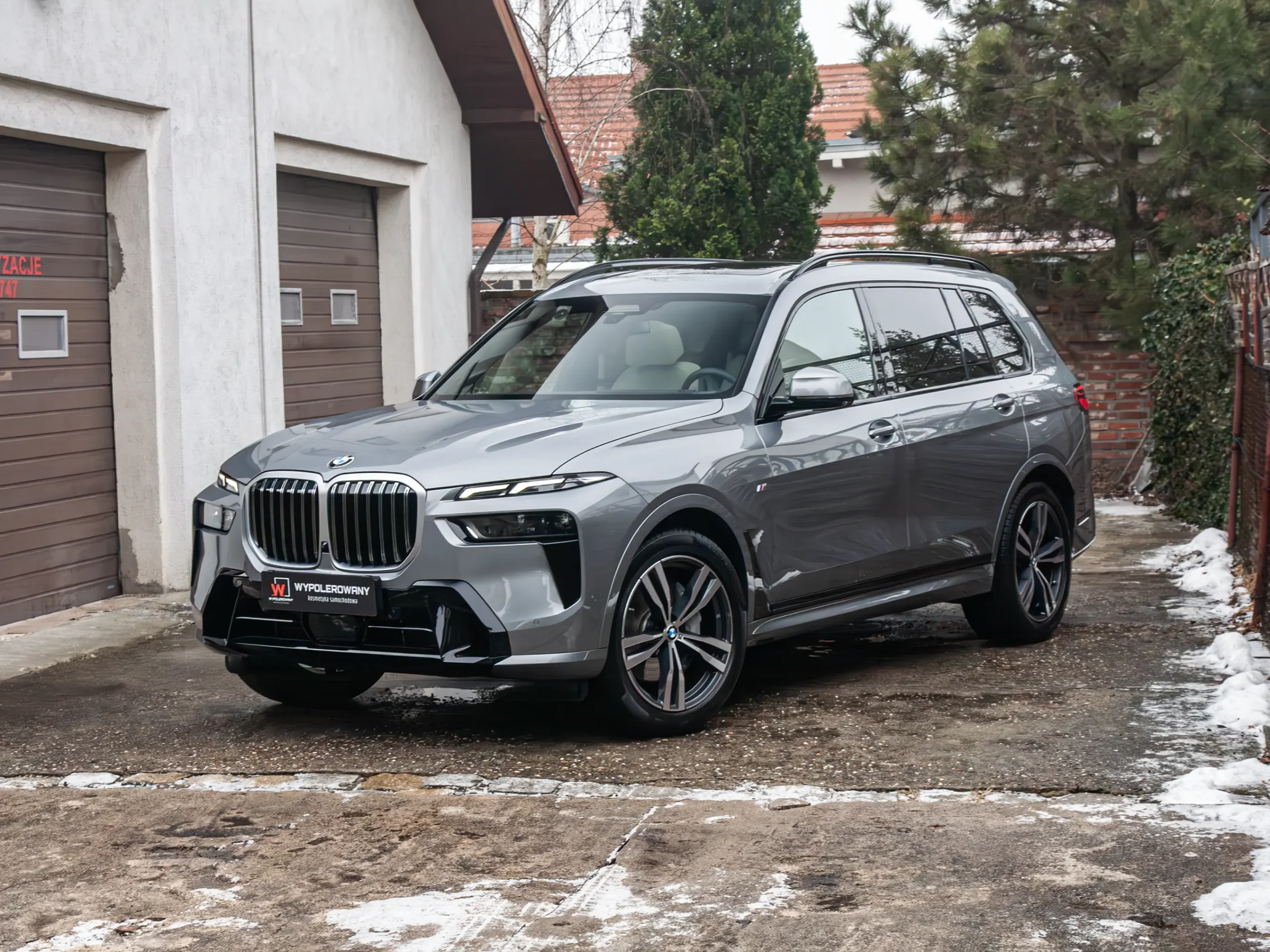 BMW X7 po aplikacji powłoki ceramicznej – efekt lustra i hydrofobowość lakieru.