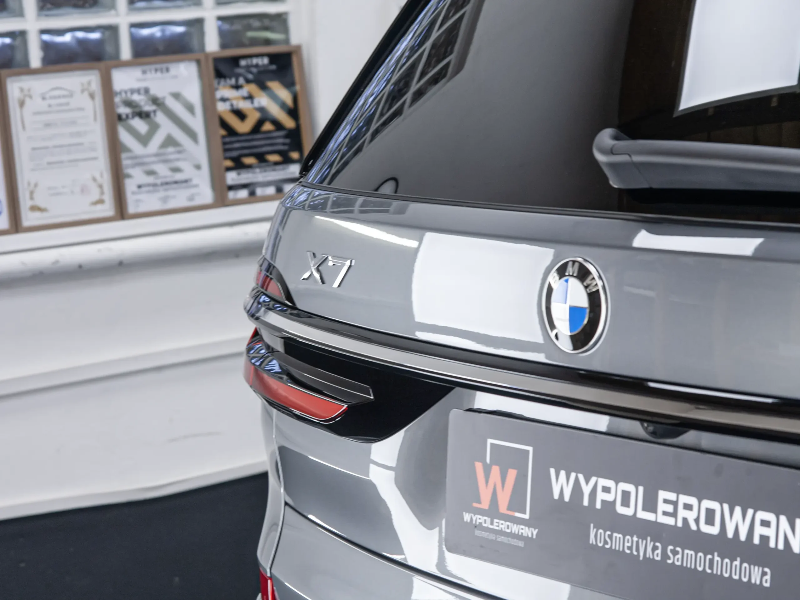 Zbliżenie na lakier BMW X7 po aplikacji powłoki ceramicznej – wysoki połysk.