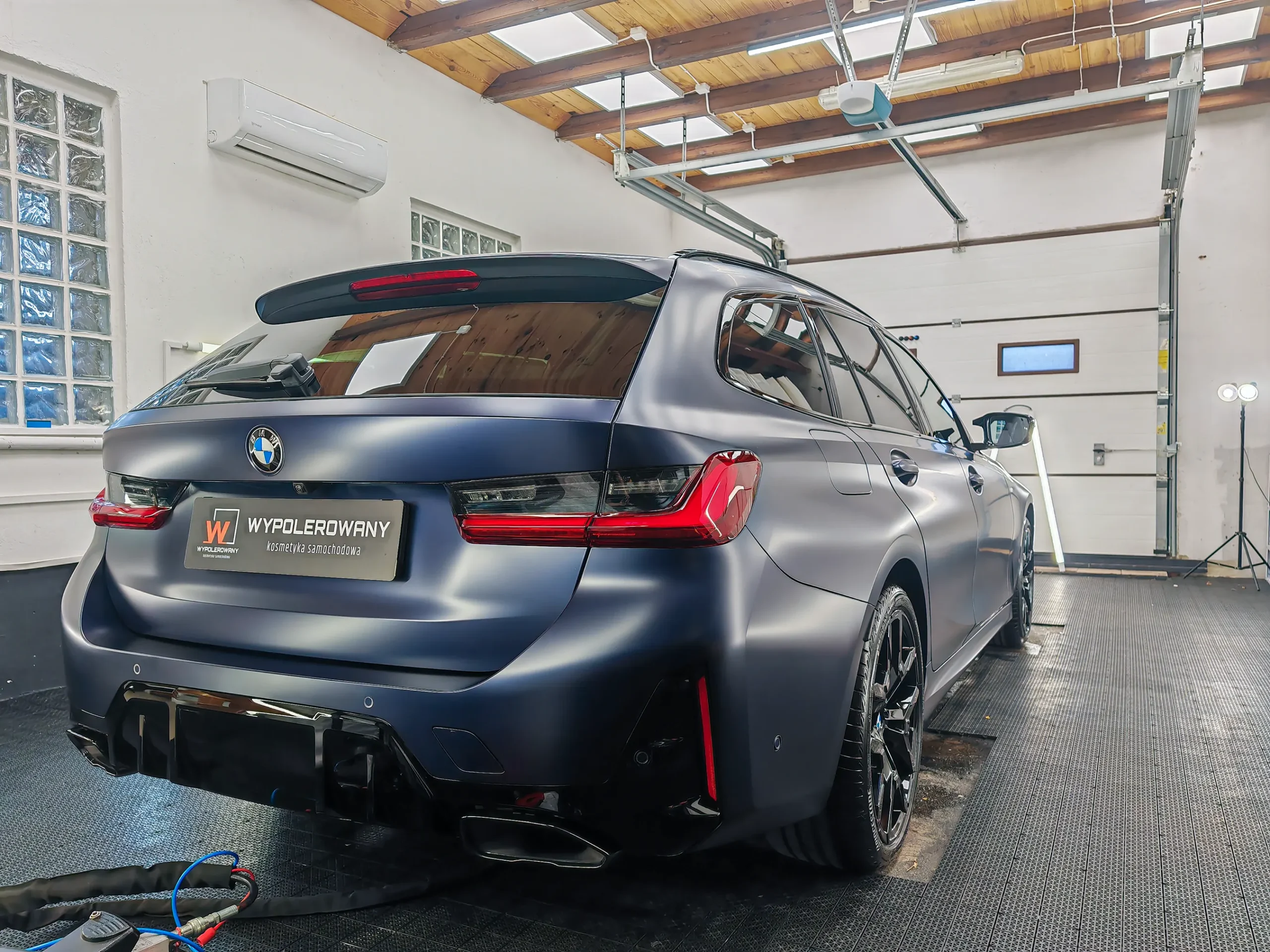 Ochrona lakieru BMW Serii 3 folią PPF – pełne zabezpieczenie i satynowy wygląd.