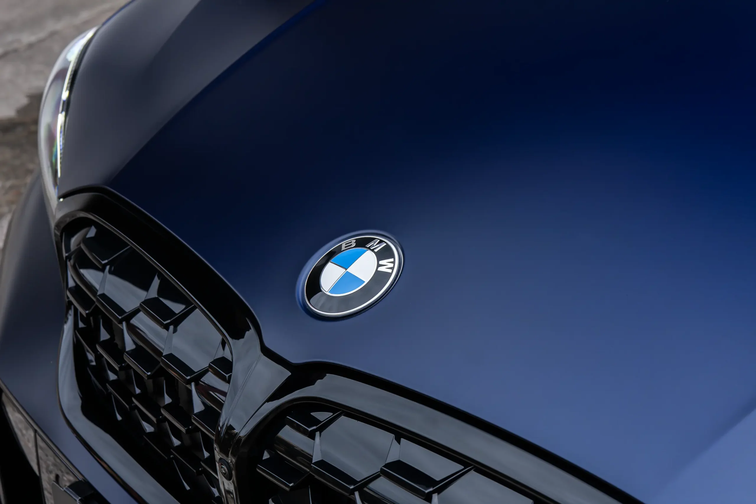 Zbliżenie na mrożony lakier BMW Serii 3 po aplikacji folii ochronnej PPF.