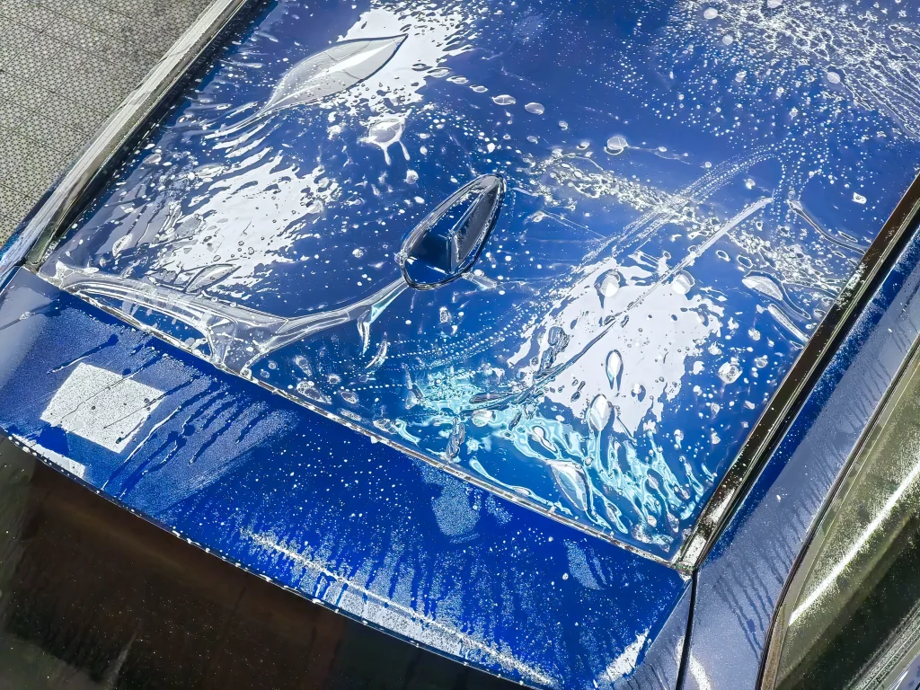 Aplikacja folii PPF na BMW Serii 3 –-ochrona i efekt frozen look.