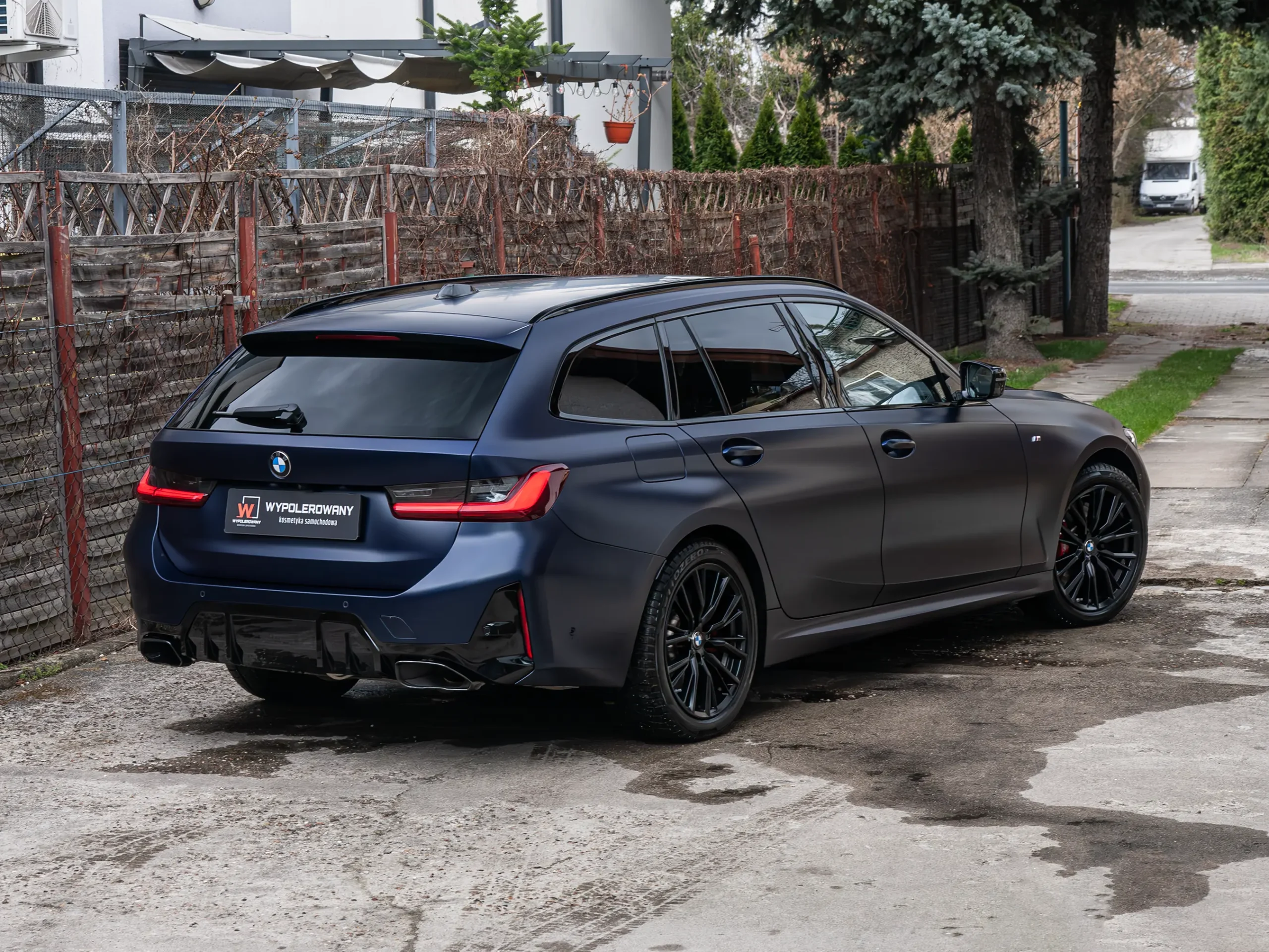 Aplikacja folii PPF Full Body na BMW Serii 3 – zmiana wyglądu na mrożony lakier.