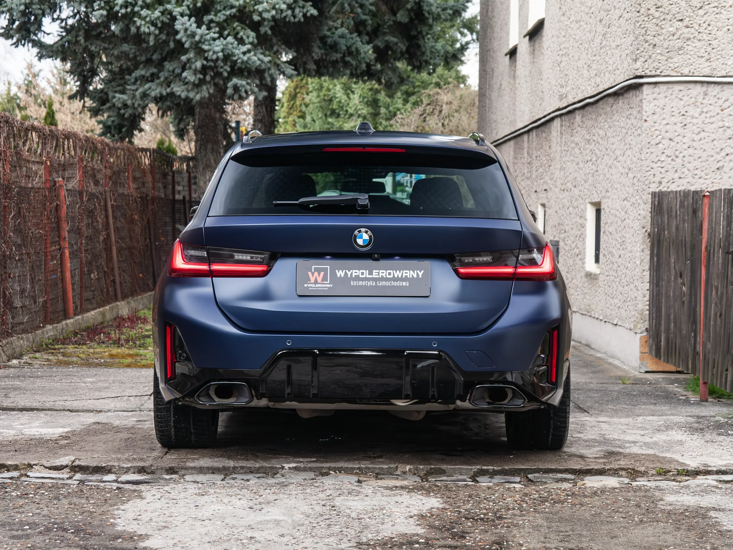 BMW Serii 3 zabezpieczone folią ochronną PPF -stylizacja na mrożony lakier Wrocław.
