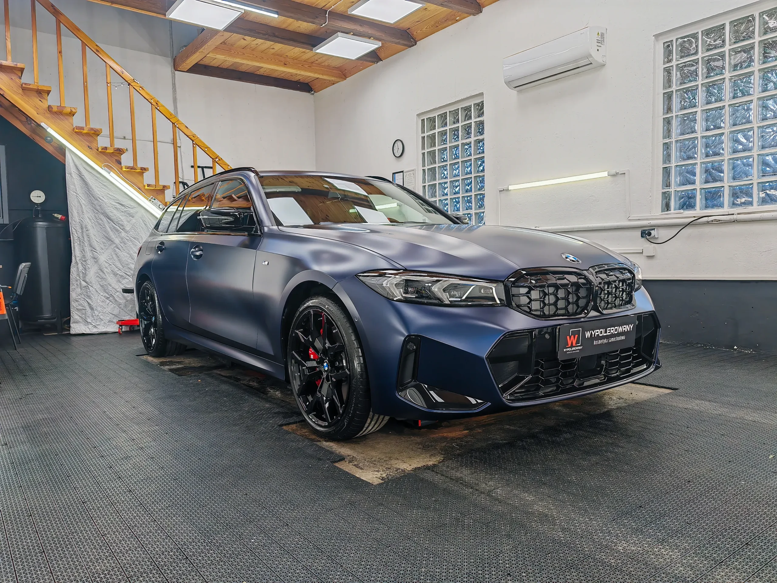 Zabezpieczenie BMW Serii 3 folią PPF Full Body – matowy efekt i ochrona przed zarysowaniami.
