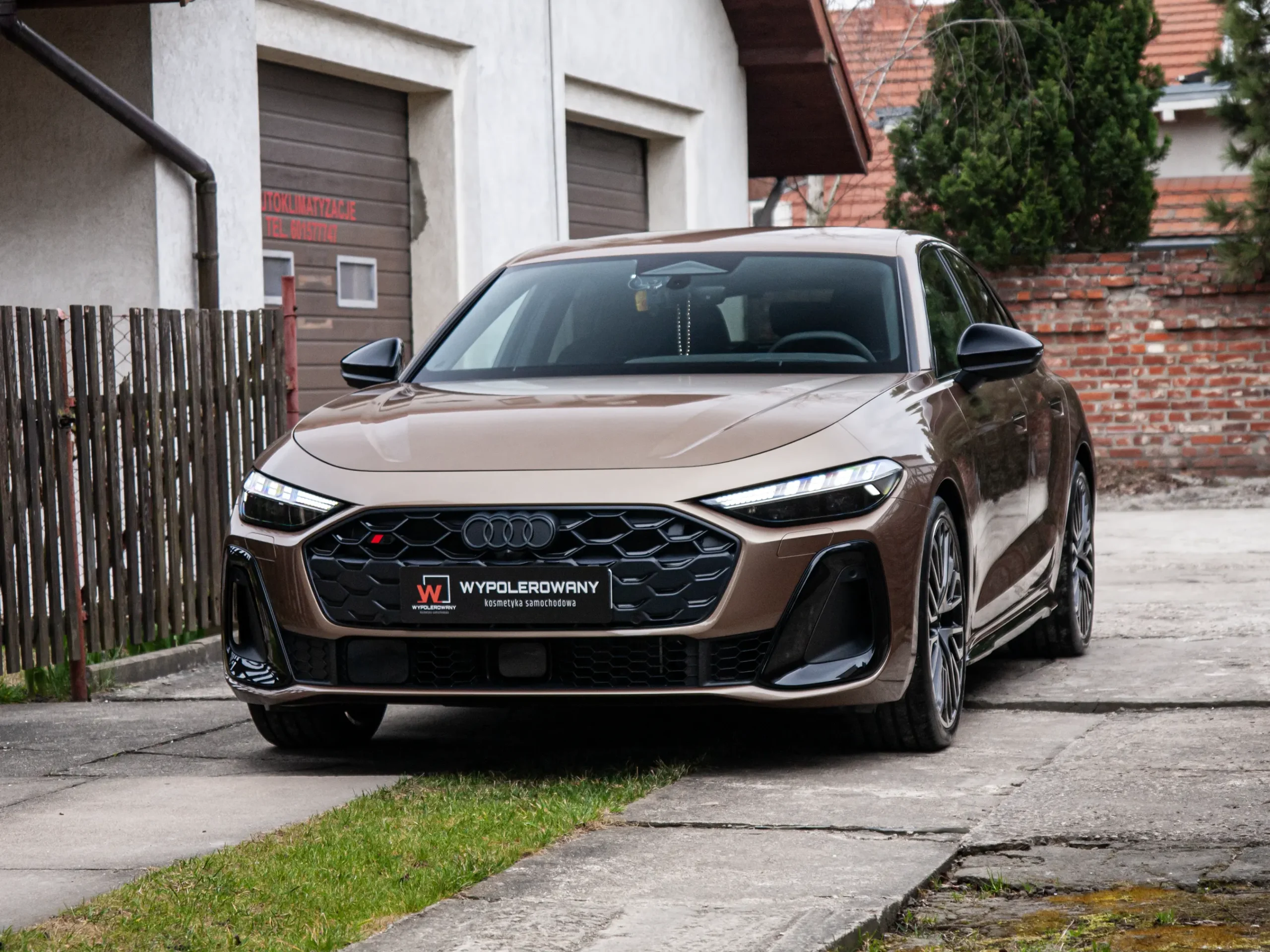 Zbliżenie na lakier Audi S5 po aplikacji powłoki ceramicznej – efekt lustra.