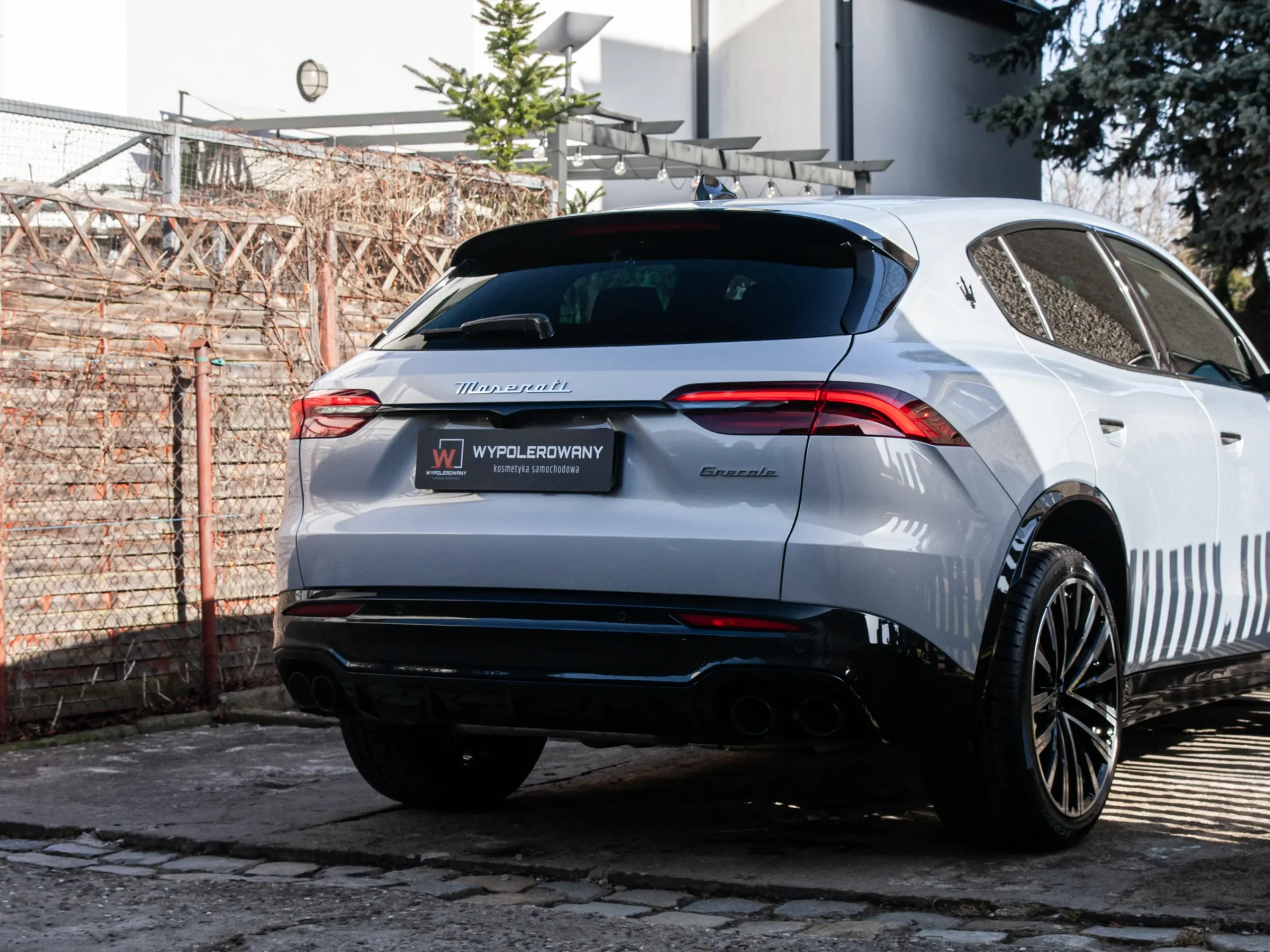 Zbliżenie na lakier Maserati Grecale po powłoce ceramicznej Hyper PRIME – efekt lustra.