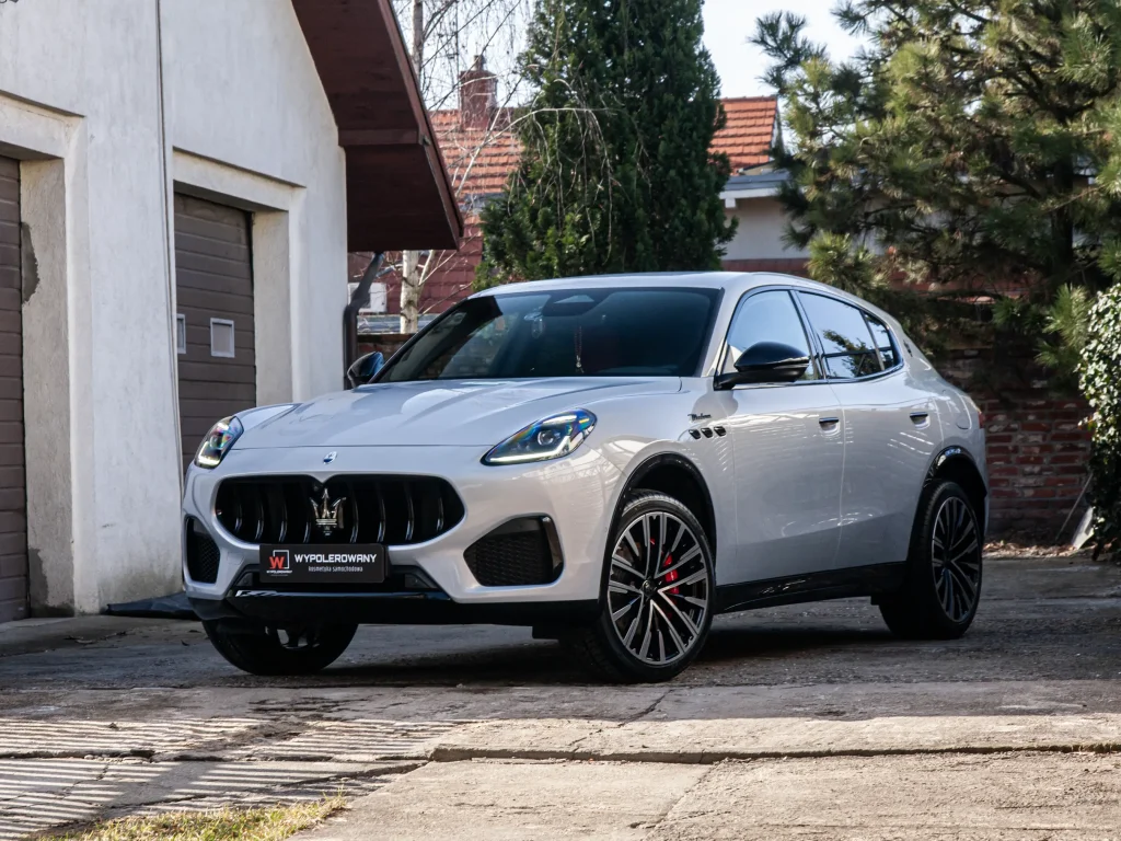 Efekt końcowy Maserati Grecale – folia PPF Full Front, powłoka ceramiczna i impregnacja wnętrza, Wrocław.