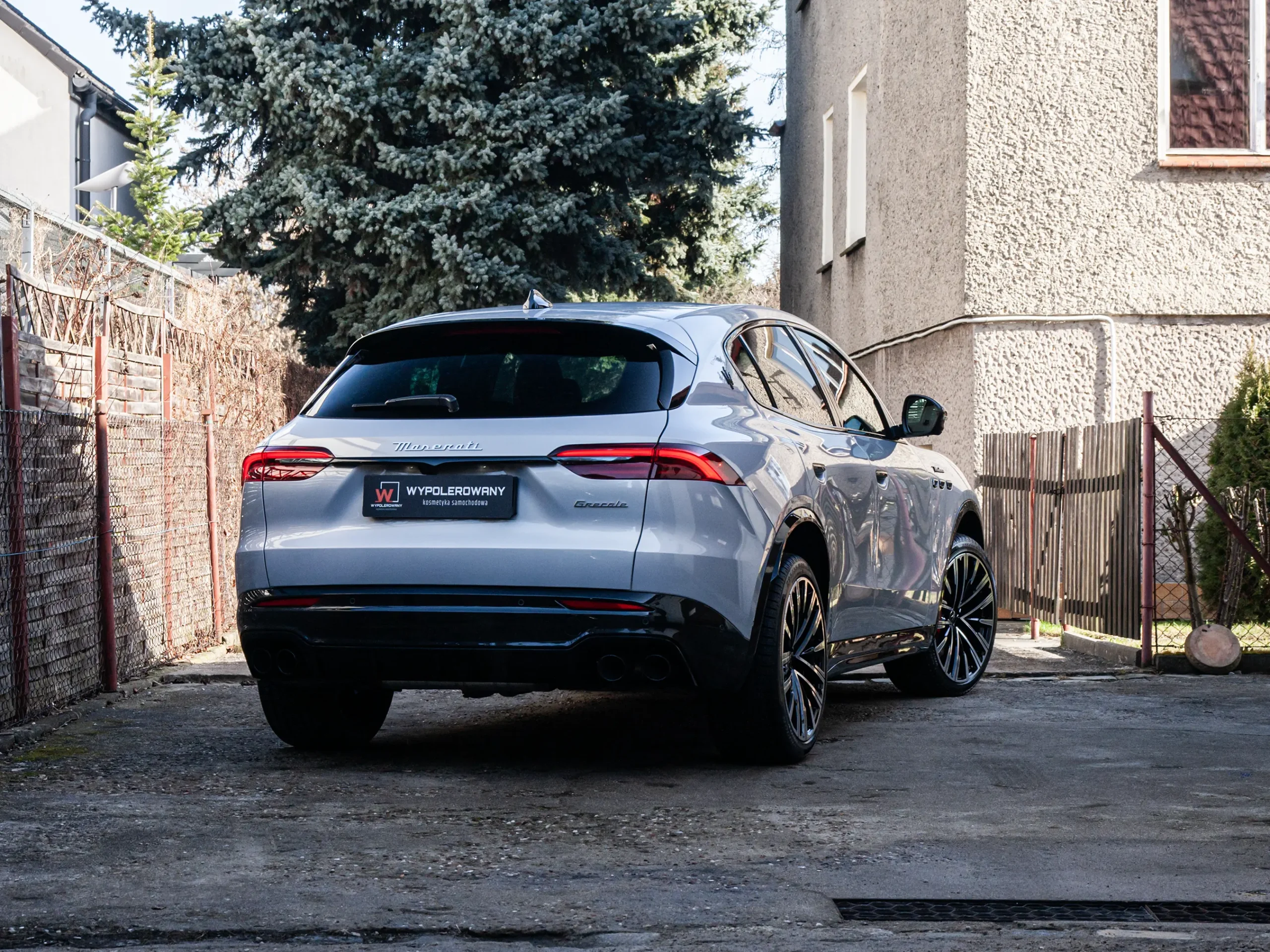 Efekt końcowy Maserati Grecale – folia PPF Full Front, powłoka ceramiczna i impregnacja wnętrza, Wrocław.