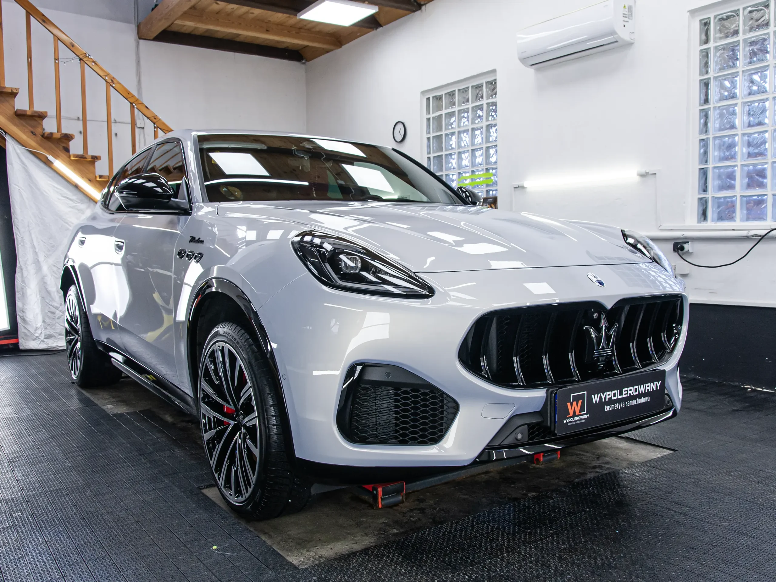Zabezpieczenie lakieru Maserati Grecale folią PPF – maska, zderzak i błotniki, Wrocław.