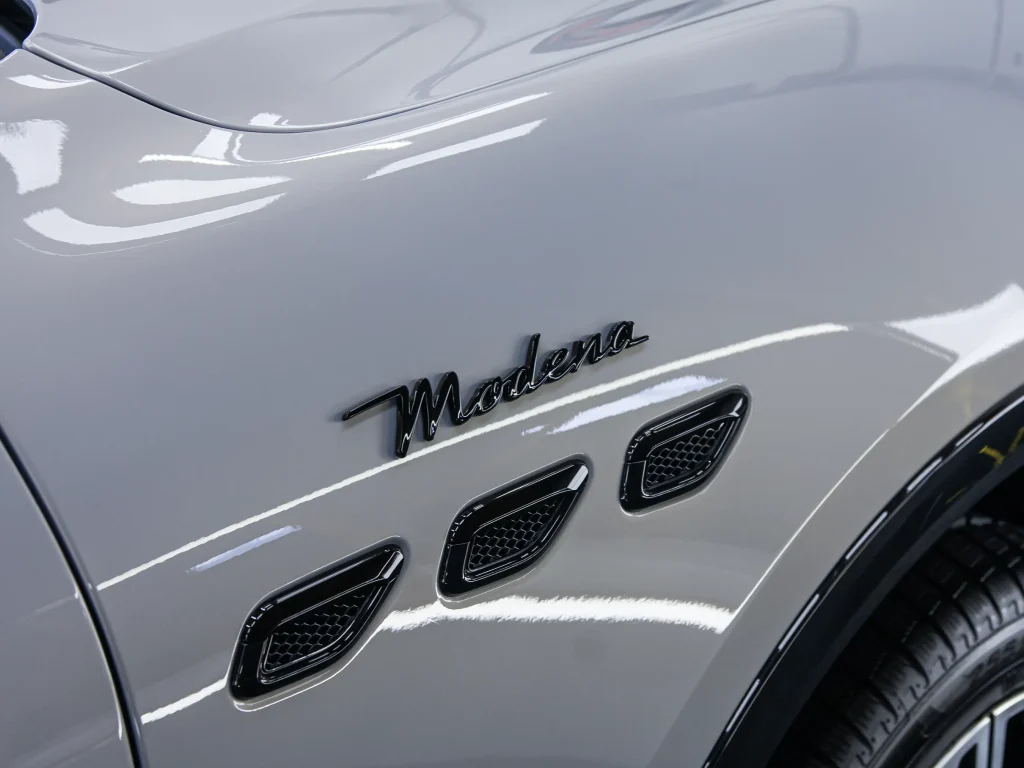 Zbliżenie na lakier Maserati Grecale po powłoce ceramicznej Hyper PRIME – efekt lustra.